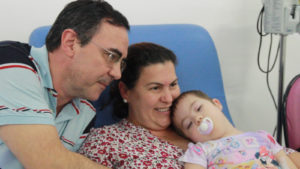 A Família Ramos - Luiz, Camila e a pequena Stelinha, em tratamento de leucemia no Gacc.