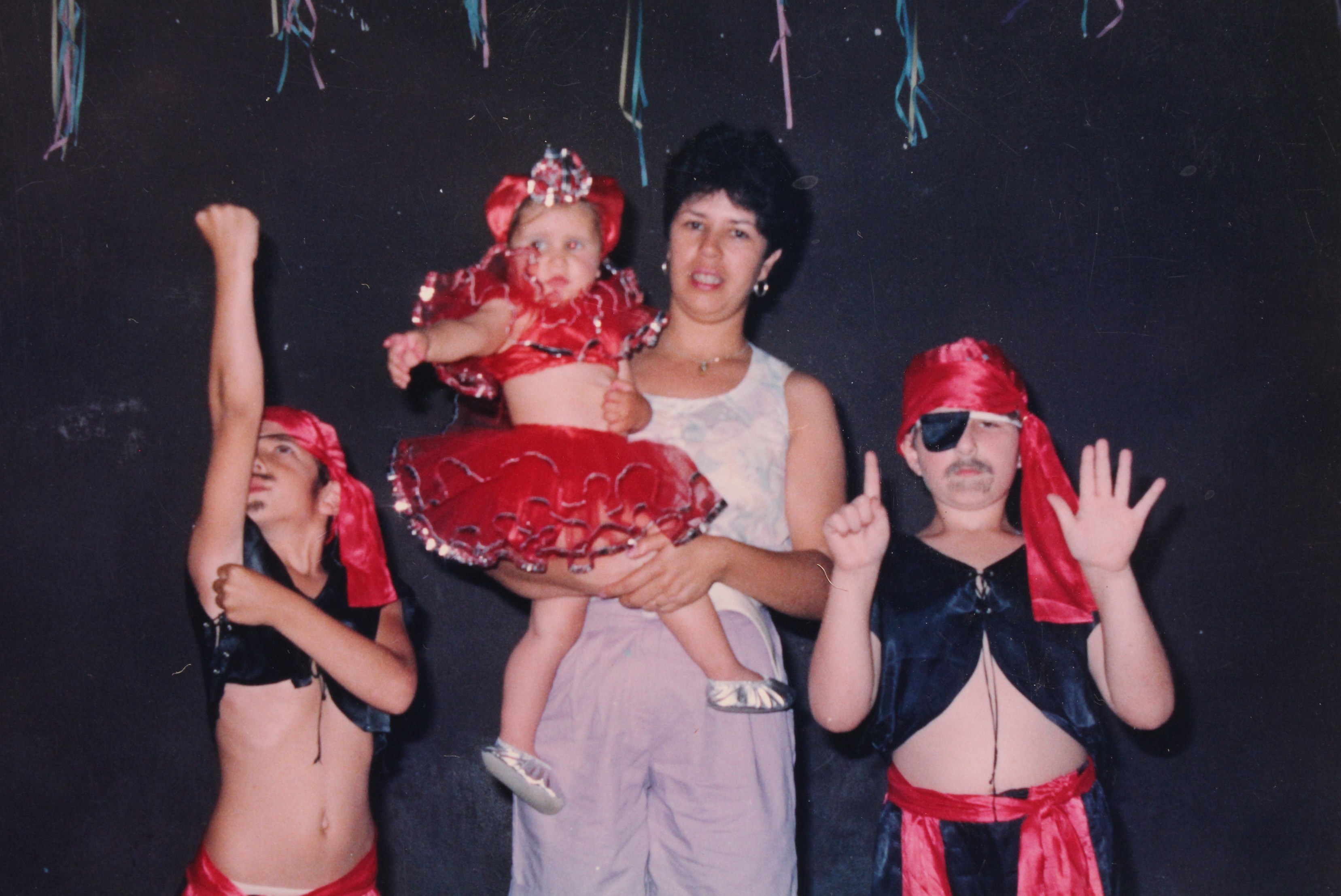 DNA Folião -  Matinê do Carnaval de 1988. Na foto:  Rafaella , Filipe e o primo deles, Robson. Todos com fantasias confeccionadas por Terezinha.