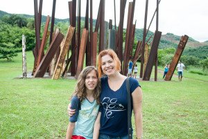 Pais no rolê vão ao Inhotim, Minas Gerais, para conhecer esse museu e ver em funcionamento da colônia de férias para crianças.
