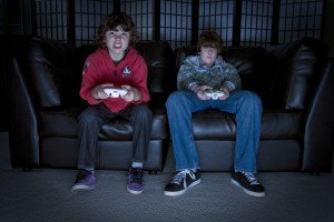 Videogames e violência - Os pequenos ficam mais agitados, o que é super natural. Mas daí a culpar os jogos caso eles batam nos coleguinhas de escola, é um grande equívoco.