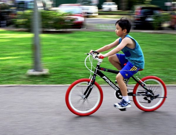 10 dicas para ensinar uma criança a andar de bicicleta